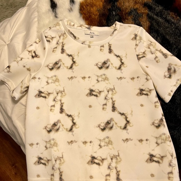 Gently used cute blouse. - Picture 2 of 4